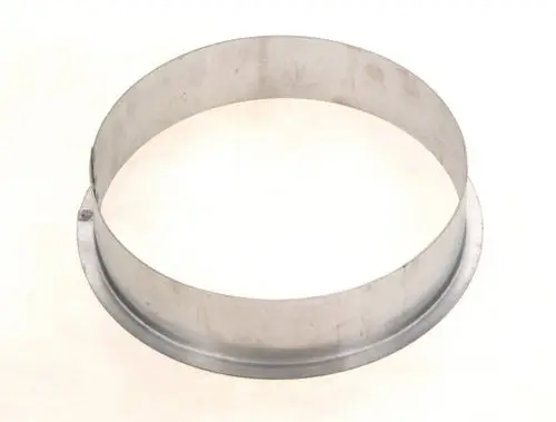 BOSCH Abgasstutzen aus Metall, rund und flach, mit einem durchgehenden Rand, geeignet für Abgasleitungen.